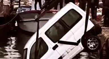 Zonguldak'ta dalgalara kapılan araç denizden çıkartıldı