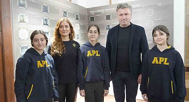 1. Dünya Savaşı'nda 3 dönem mezun veremeyen okulun öğrencileri, 7 ülkeden çocuklarla dünya barışı için şarkı söyledi