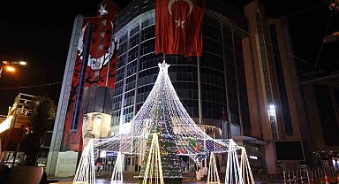 10 metrelik yılbaşı ağacını yeni yıl için süslediler