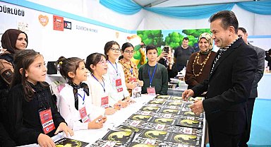 100 ilkokul öğrencisinin eseri 'Yıldız Sütü' kitabında toplandı