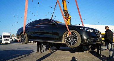 16 milyonluk otomobil basit bir kazada yolda kaldı