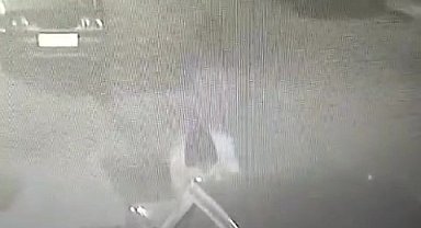 2 ayda 2 kez soyulan aracın hırsızlık görüntüsü güvenlik kameralarına yansıdı