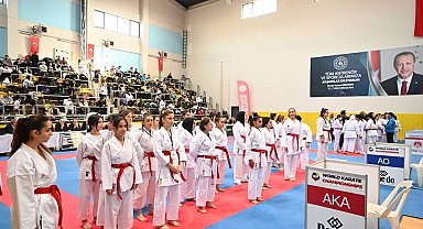 2 bin 200 sporcunun katılımıyla Türkiye Karate Şampiyonası Kartepe'de başladı
