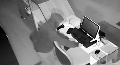 2 bin lira çaldı, 20 bin liralık zarar verdi