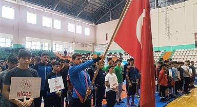 25 ilden 300 güreşçi Kırşehir'de yarışıyor