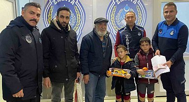 Kalpleri öpülesi cocuklar buldukları 26 bin TL yi yaşlı adama teslim etti