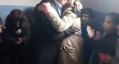 36 yıllık öğretmen gözyaşları içerisinde emekliliğe ayrıldı