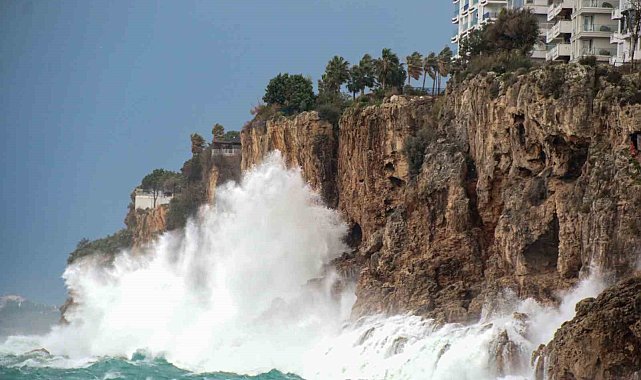'Turuncu' kod verilen Antalya'da falezlere çarpan dev dalgalar 30 metre havaya yükseldi