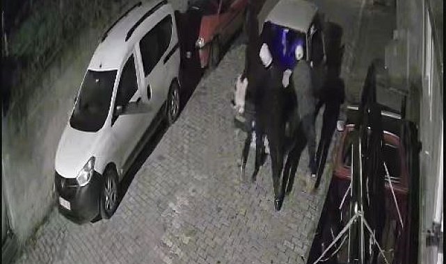 4 kişinin iterek çaldığı otomobil kamerada