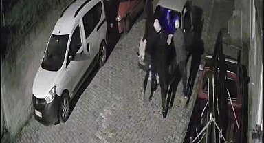 4 kişinin iterek çaldığı otomobil kamerada