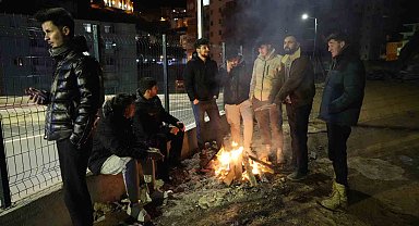 6 Şubat depremlerini yaşayan öğrenciler geceyi ateş başında geçirdi