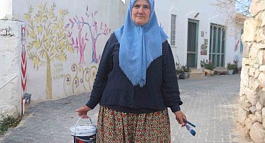 61 yaşındaki Nuran teyze resimleriyle köyünü dünyaya tanıttı, turistlerin ilgisini çekti