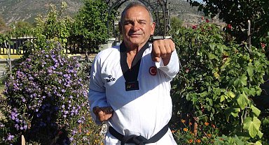 64 yaşındaki taekwondocu gençlere taş çıkartıyor