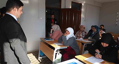 65 yaşındaki anne okuma-yazma öğreniyor