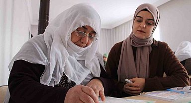 66 yaşındaki Raziye Teyze, hastaneye gittiğinde tabelaları okumak için okuma yazma öğreniyor