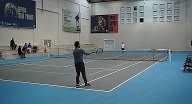 72 sporcunun katılımıyla sene sonu tenis turnuvası başladı