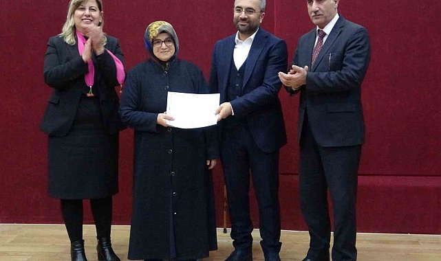 72 yaşındaki Besna Say, okur-yazarlık sertifikasını başkan oğlunun elinden aldı