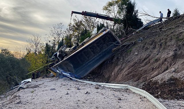 75 metre sürüklenen hafriyat kamyonu yeşillik alana devrildi: 1 ölü, 1 yaralı