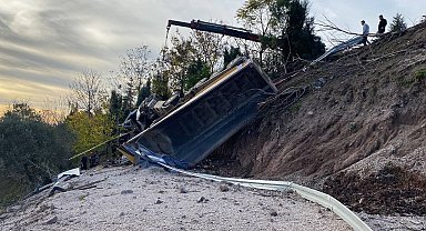 75 metre sürüklenen hafriyat kamyonu yeşillik alana devrildi: 1 ölü, 1 yaralı