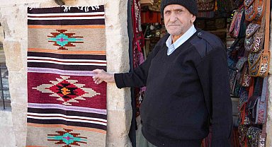 81 yaşındaki kilimci, 3 metrekarelik dükkanında teknolojiye direniyor