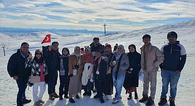 9 bin 87 kilometre uzaklıktan gelen Endonezyalı turistler Erciyes'e hayran kaldı
