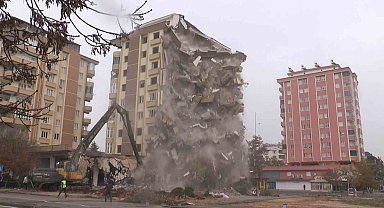 9 katlı Güneş Apartmanı saniyeler içerisinde yıkıldı