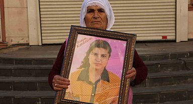 9 yıl önce 12 yaşındayken kaçırılan kızını isteyen anne oturma eylemine dahil oldu