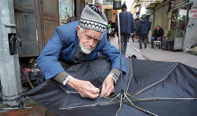 94 yaşındaki şemsiye tamircisinin başında kuyruk oluyorlar