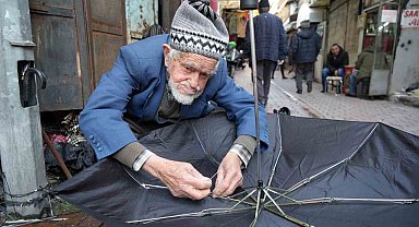 94 yaşındaki şemsiye tamircisinin başında kuyruk oluyorlar