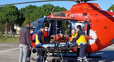 Acı haberi babasına haber vermeye giderken kazada yaralanan genç kız ambulans helikopterle hastaneye kaldırıldı