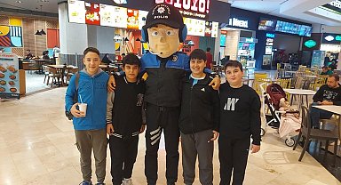 Adana polisi yılbaşı öncesi AVM'lerde vatandaşları suçlulara karşı bilgilendirdi