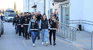 Adana'da belediyeye yapılan rüşvet operasyonun yakalananlar sağlık kontrolünden geçirildi