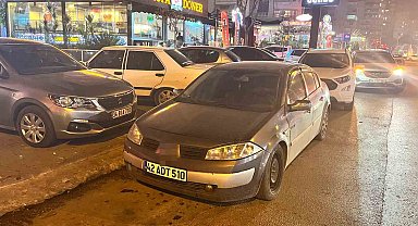 Adana'da gelişi güzel park edilen araçlar trafiği etkiliyor