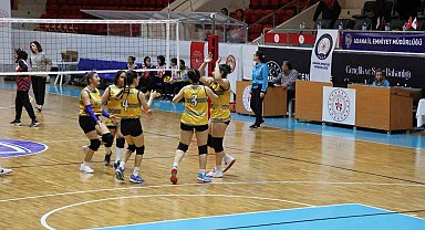 Adana'da liselerarası voleybol turnuvası nefes kesti