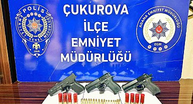 Adana'da masaj salonlarında kılıç ve silah ele geçirildi