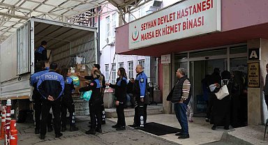 Adana'da polis, ihtiyaç sahibi ailelerine bebek bezi dağıttı