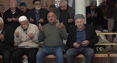 Adana'daki camilerde Filistin için dua edildi