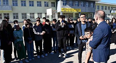 Adıyamanlı öğrenciler, depremde yanlarında olan Sivereklilere gül dağıttı