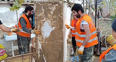 AFAD gönüllüleri selden etkilenen bölgelerde yaraları sarıyor