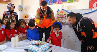 AFAD Gönüllüleri'nden depremzede Yiğit Buğra'ya sürpriz kutlama