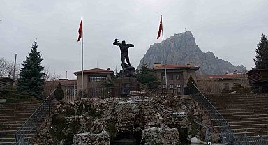 Afyonkarahisar'da 2023 yılı parçalı bulutlu bir havayla geçirdi