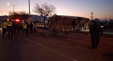 Afyonkarahisar'da işçi servisi refüje devrildi: 12 yaralı