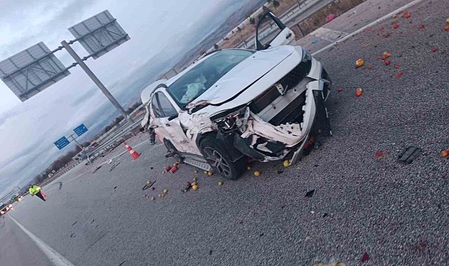 Afyonkarahisar'da otomobil ile tır çarpıştı: 1 ölü, 2 yaralı
