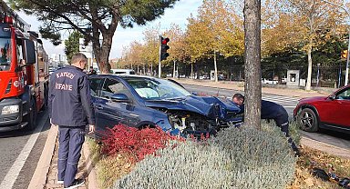 Ağaca çarpan otomobilde maddi hasar oluştu