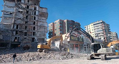 Ağır hasarlı 9 katlı bina, yıkım çalışması esnasında çöktü