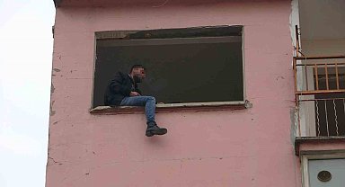 Ağır hasarlı binanın 6'ıncı katına çıkan genç polisi alarma geçirdi