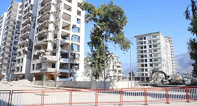 Ağır hasarlı binanın çökme riskinden dolayı yanındaki apartmanlar tahliye edildi