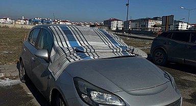 Ağrı dondu, araçlar battaniye ile korundu