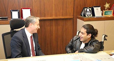 Ağrı'da engelli öğrencilerden Milli Eğitim Müdürü Kökrek'e ziyaret