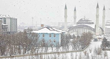 Ağrı'da kar yağışı eğitime engel oldu